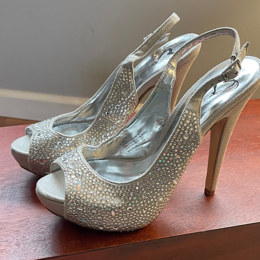 Steve Madden Glittering Silver Peep-Toe Heels. Platform size 6.5